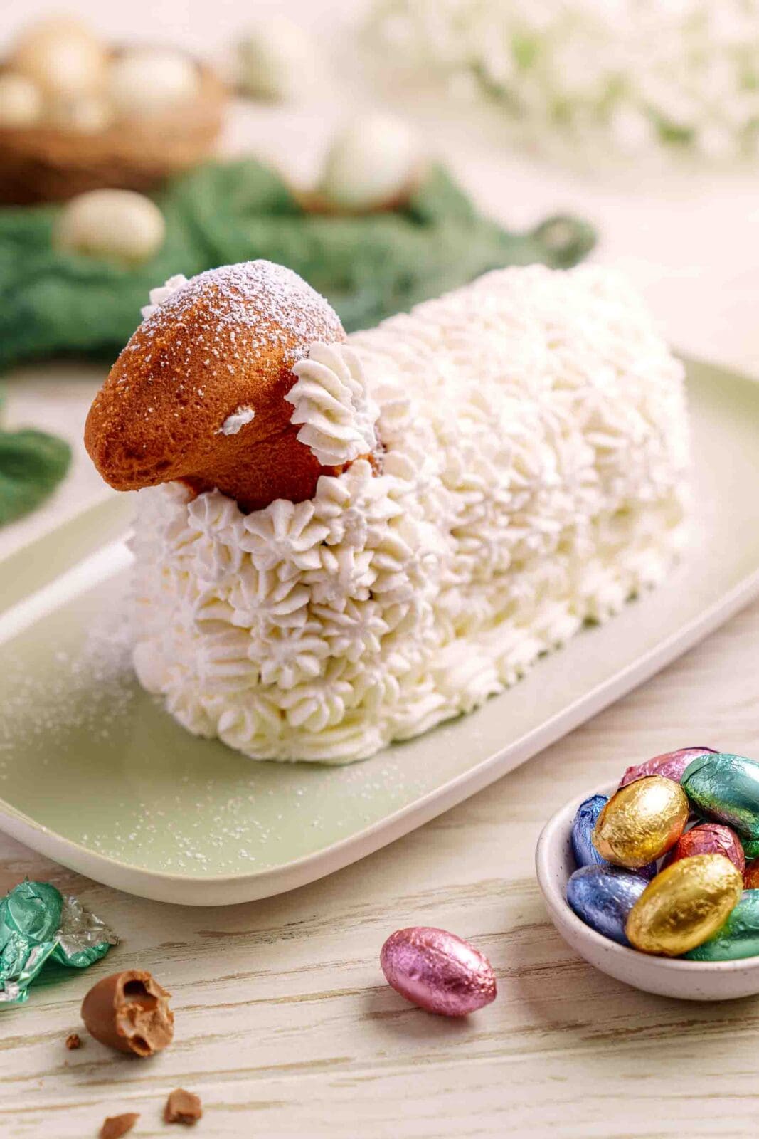 Entdecke unser super saftiges Osterlämmchen. Ein einfaches Grundrezept, das Familienerinnerungen weckt und mit Sahne-Tupfen verfeinert wird.