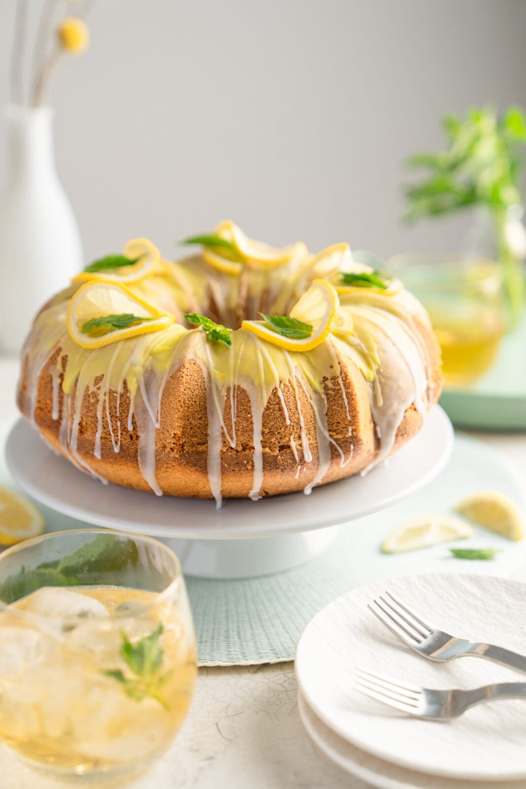 Rezept für saftiger Zitronen-Gugl. Einer unserer Favoriten an "trockenen" Kuchen. Schnell und easy gemacht und super saftig!