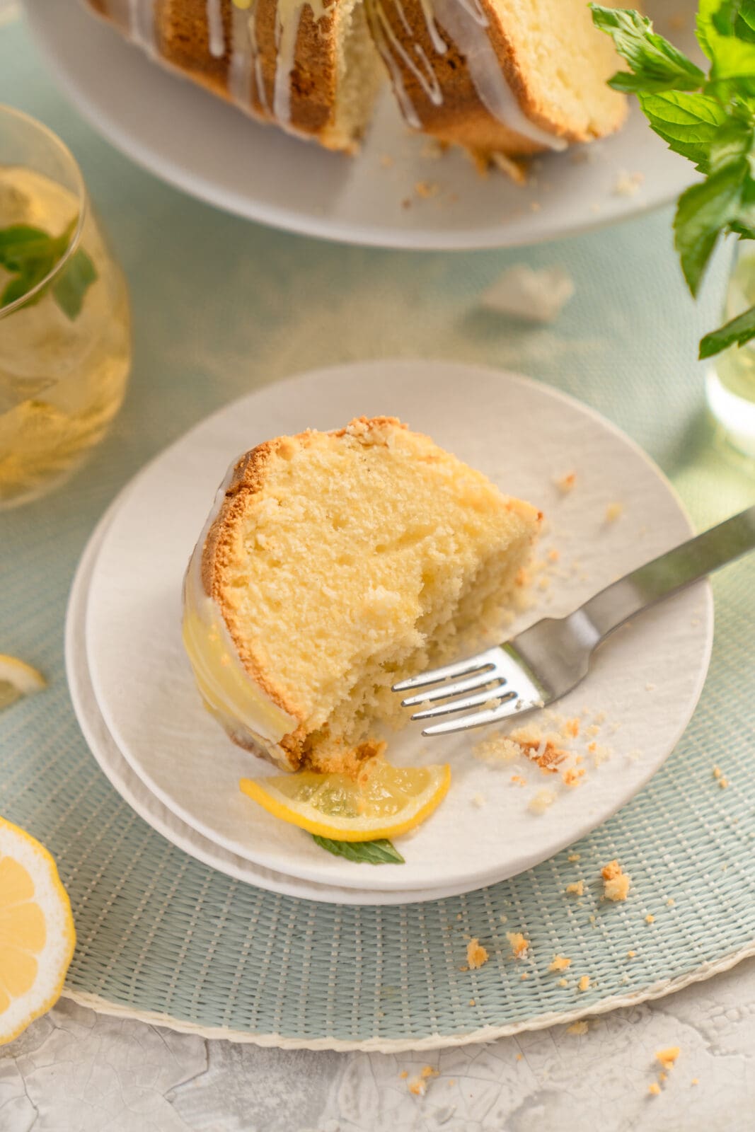 Rezept für saftiger Zitronen-Gugl. Einer unserer Favoriten an "trockenen" Kuchen. Schnell und easy gemacht und super saftig!