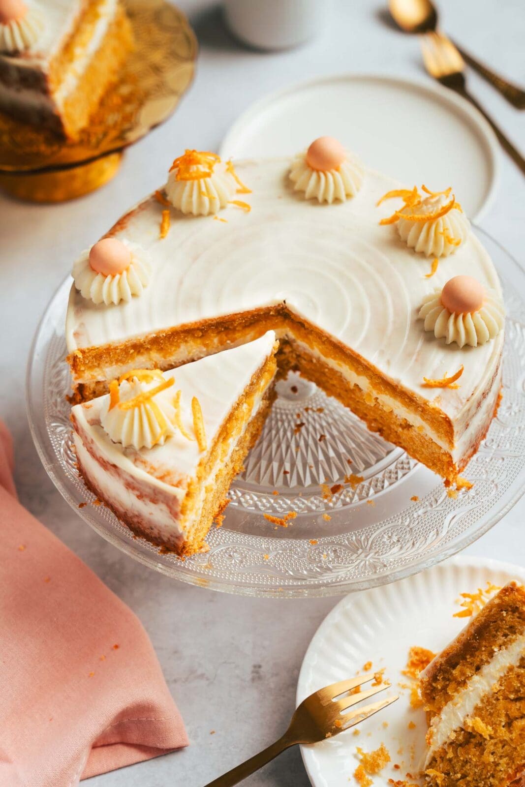 Entdecke unseren saftigen Carrot Cake ohne Nüsse mit cremiger Mascarpone-Frischkäse-Creme – perfekt auch zum Osterbrunch oder -Kaffee.