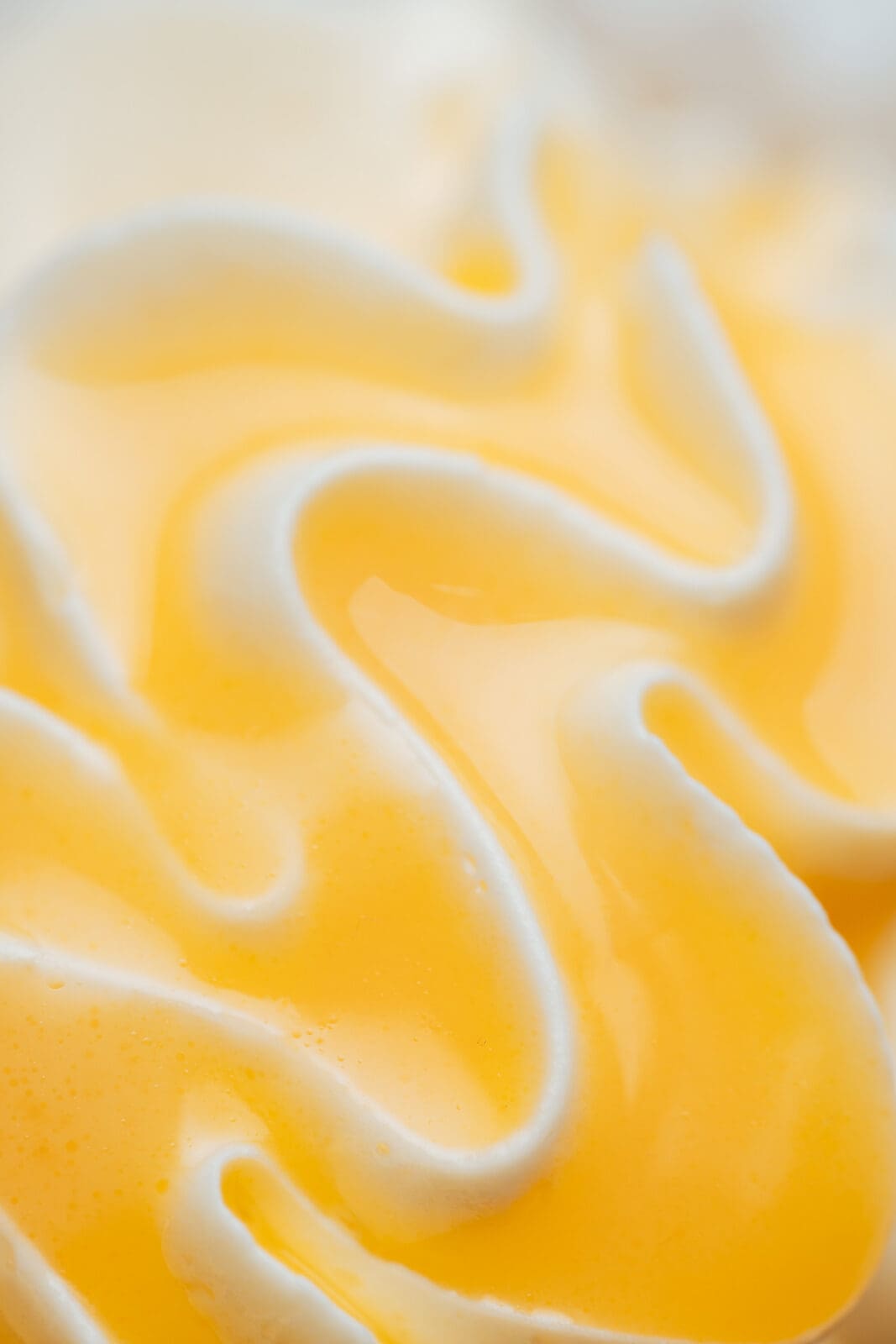 Eierlikoer Cupcakes2025 10 | Es gibt Rezepte, die begleiten uns schon so lange, dass sie fast wie alte Freunde sind. Unser Rezept für Eierlikör Cupcakes ist genau so eines. Aber manchmal brauchen auch alte Freunde ein kleines Makeover und genau das haben wir diesen kleinen Köstlichkeiten gegönnt. Wer Eierlikör mag, wird diese Cupcakes lieben! DAS können wir euch versprechen. Cremig, saftig, ein Hauch von Schokolade und on top ein fluffiges Frosting, das einfach perfekt dazu passt.