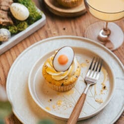 Eierlikör Cupcakes – Unser cremiger Frühlingsliebling mit Frosting 8 Eierlikoer Cupcakes2025 2 | Es gibt Rezepte, die begleiten uns schon so lange, dass sie fast wie alte Freunde sind. Unser Rezept für Eierlikör Cupcakes ist genau so eines. Aber manchmal brauchen auch alte Freunde ein kleines Makeover und genau das haben wir diesen kleinen Köstlichkeiten gegönnt. Wer Eierlikör mag, wird diese Cupcakes lieben! DAS können wir euch versprechen. Cremig, saftig, ein Hauch von Schokolade und on top ein fluffiges Frosting, das einfach perfekt dazu passt.