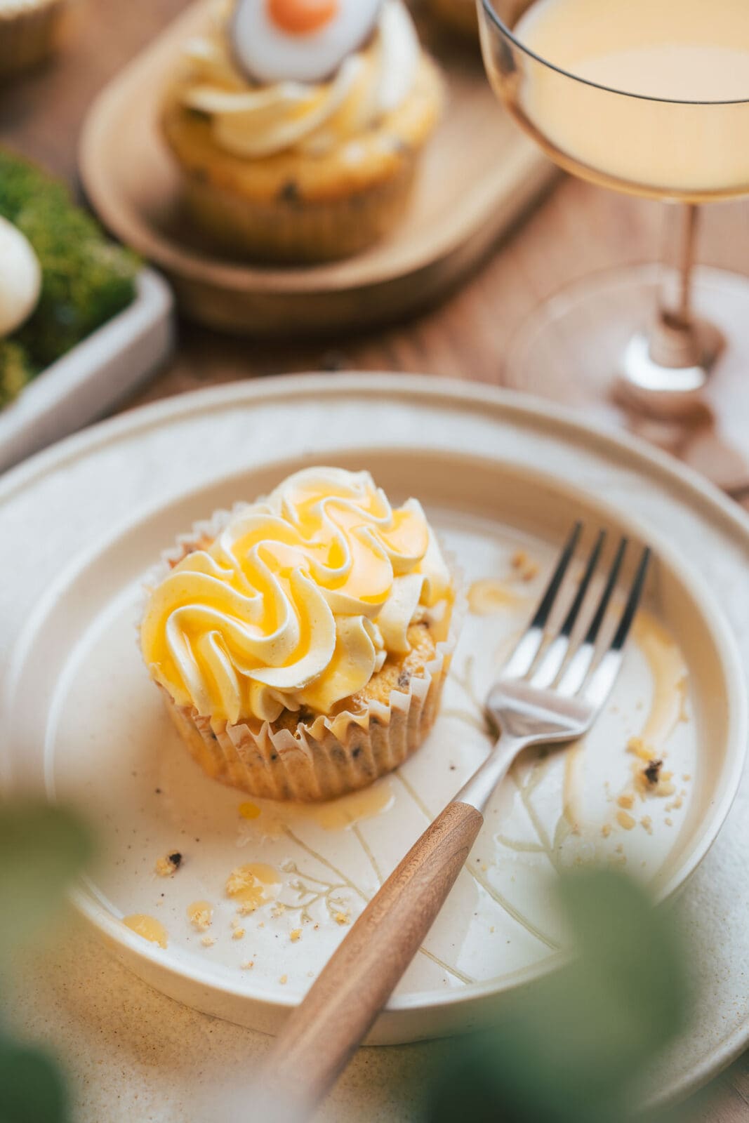 Eierlikoer Cupcakes2025 4 | Es gibt Rezepte, die begleiten uns schon so lange, dass sie fast wie alte Freunde sind. Unser Rezept für Eierlikör Cupcakes ist genau so eines. Aber manchmal brauchen auch alte Freunde ein kleines Makeover und genau das haben wir diesen kleinen Köstlichkeiten gegönnt. Wer Eierlikör mag, wird diese Cupcakes lieben! DAS können wir euch versprechen. Cremig, saftig, ein Hauch von Schokolade und on top ein fluffiges Frosting, das einfach perfekt dazu passt.
