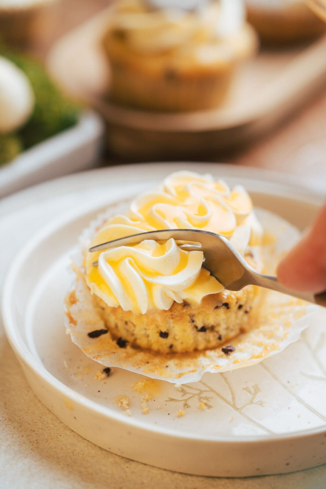 Eierlikoer Cupcakes2025 5 | Es gibt Rezepte, die begleiten uns schon so lange, dass sie fast wie alte Freunde sind. Unser Rezept für Eierlikör Cupcakes ist genau so eines. Aber manchmal brauchen auch alte Freunde ein kleines Makeover und genau das haben wir diesen kleinen Köstlichkeiten gegönnt. Wer Eierlikör mag, wird diese Cupcakes lieben! DAS können wir euch versprechen. Cremig, saftig, ein Hauch von Schokolade und on top ein fluffiges Frosting, das einfach perfekt dazu passt.