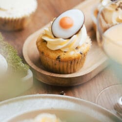 Saftige Eierlikör Cupcakes mit Schokostreuseln und cremigem Frosting. Ein einfaches Rezept für Osterbrunch, Kaffeetafel und Frühlingslaune.