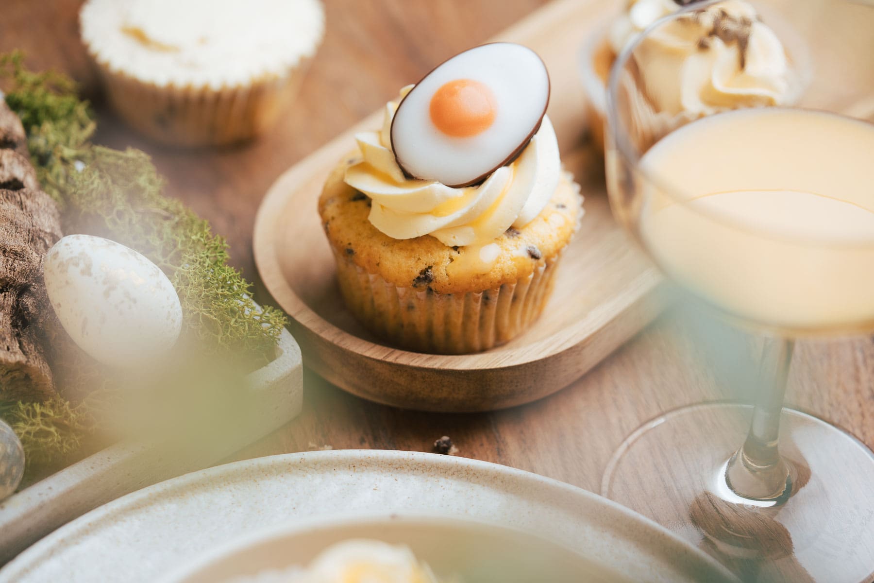 Saftige Eierlikör Cupcakes mit Schokostreuseln und cremigem Frosting. Ein einfaches Rezept für Osterbrunch, Kaffeetafel und Frühlingslaune.