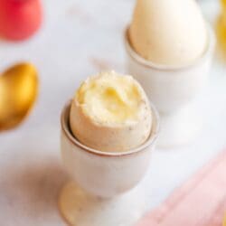 Diese gefüllten Schoko-Ostereier mit cremiger Füllung sind das perfekte Dessert zu Ostern – schnell gemacht, vielseitig und richtig hübsch.