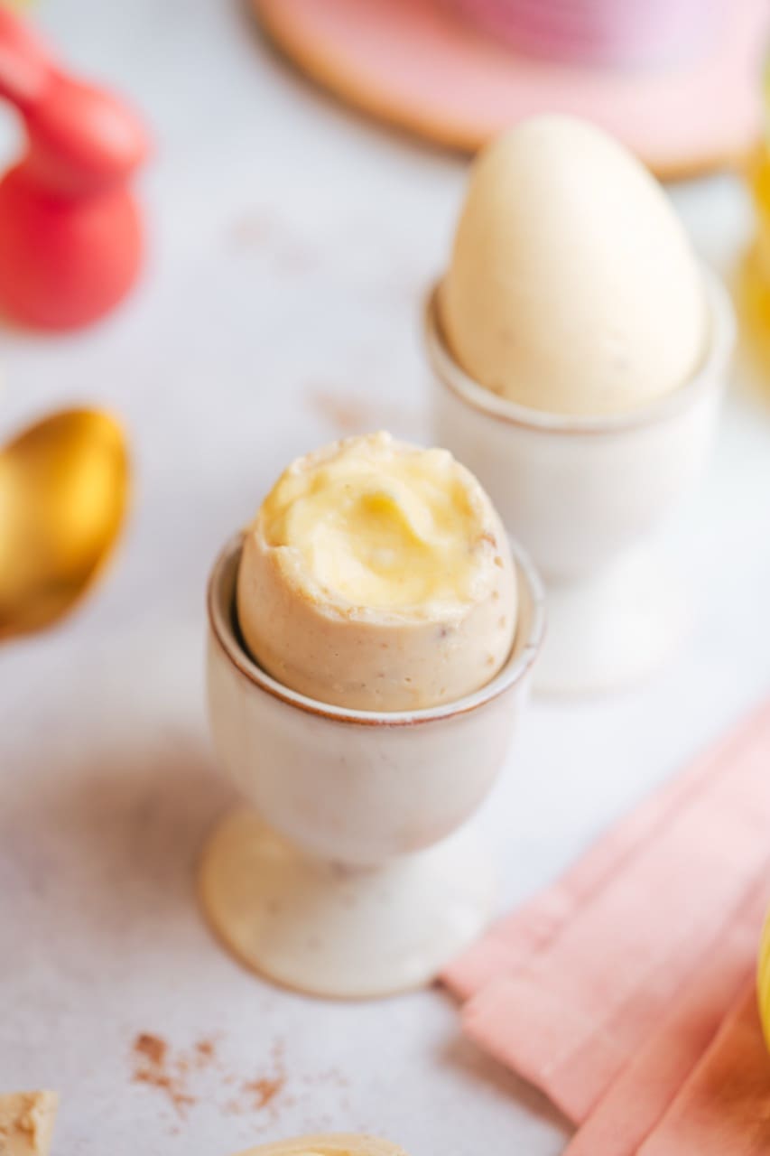 Diese gefüllten Schoko-Ostereier mit cremiger Füllung sind das perfekte Dessert zu Ostern – schnell gemacht, vielseitig und richtig hübsch.
