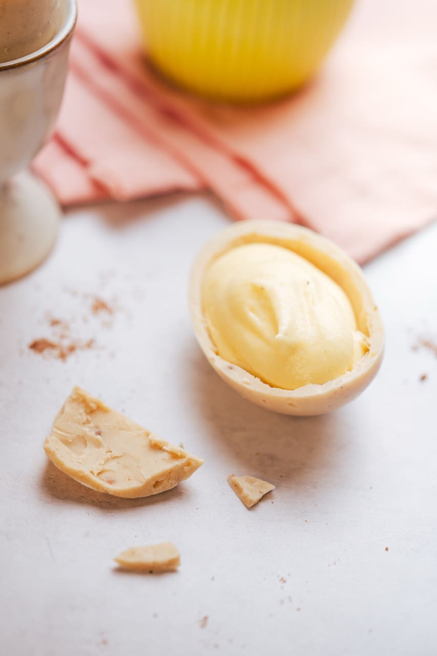 Diese gefüllten Schoko-Ostereier mit cremiger Füllung sind das perfekte Dessert zu Ostern – schnell gemacht, vielseitig und richtig hübsch.