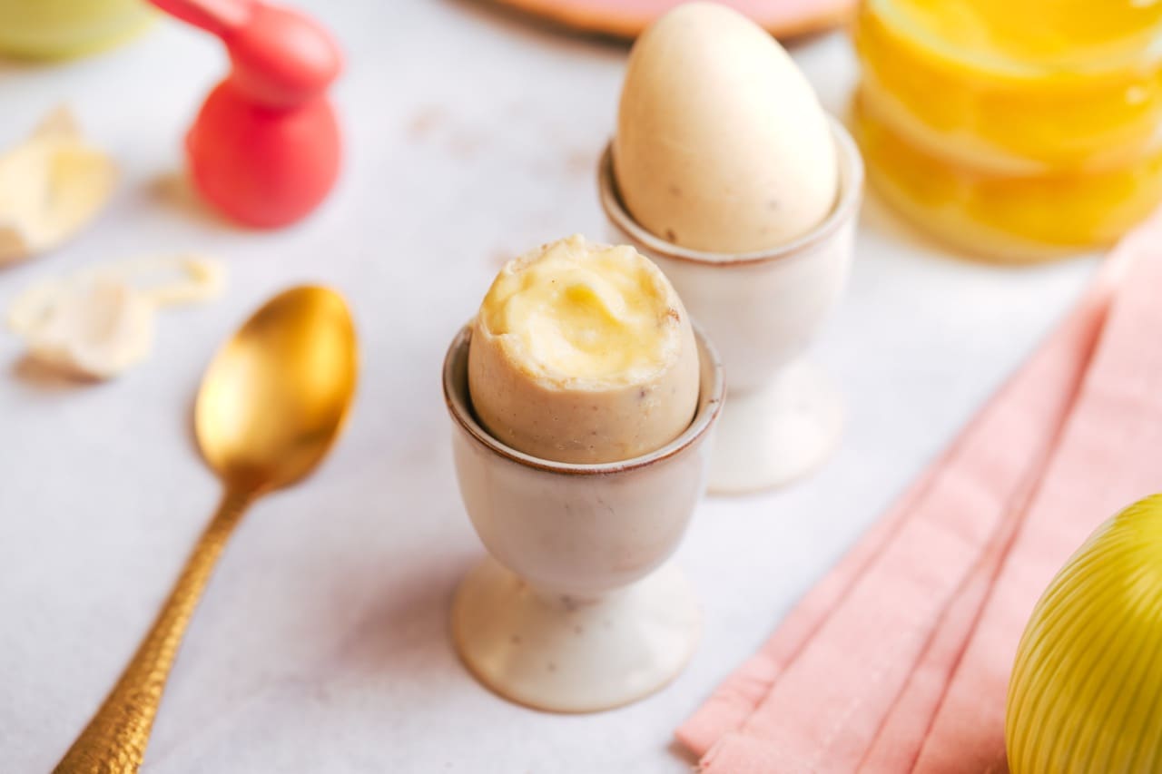 Diese gefüllten Schoko-Ostereier mit cremiger Füllung sind das perfekte Dessert zu Ostern – schnell gemacht, vielseitig und richtig hübsch.