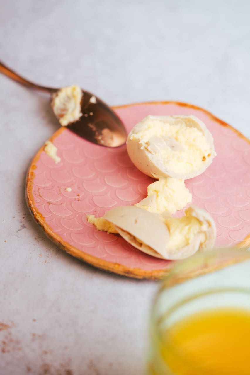 Gross Schoko Ostereier 9 | Gefüllte Schoko-Ostereier sind die perfekte Dessertidee für euer Osterfest. Sie sehen nicht nur hübsch aus, sondern lassen sich auch super gut vorbereiten und können geschmacklich sogar ganz nach euren Vorstellungen angepasst werden. Mit weißer Schokolade, der feinen Gewürzmixtur Schokumami unseres Partners STAY SPICED ! und einer cremigen Füllung entsteht ein einfaches Oster-Dessert, das optisch und geschmacklich überrascht – ohne viel Aufwand.