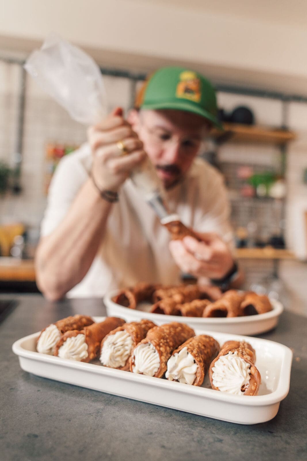 Knusprig, cremig, himmlisch! Unsere Cannoli mit Ricotta und Ritter Sport Amicelli holen dir echtes Italien-Feeling in die Küche. Jetzt nachmachen!