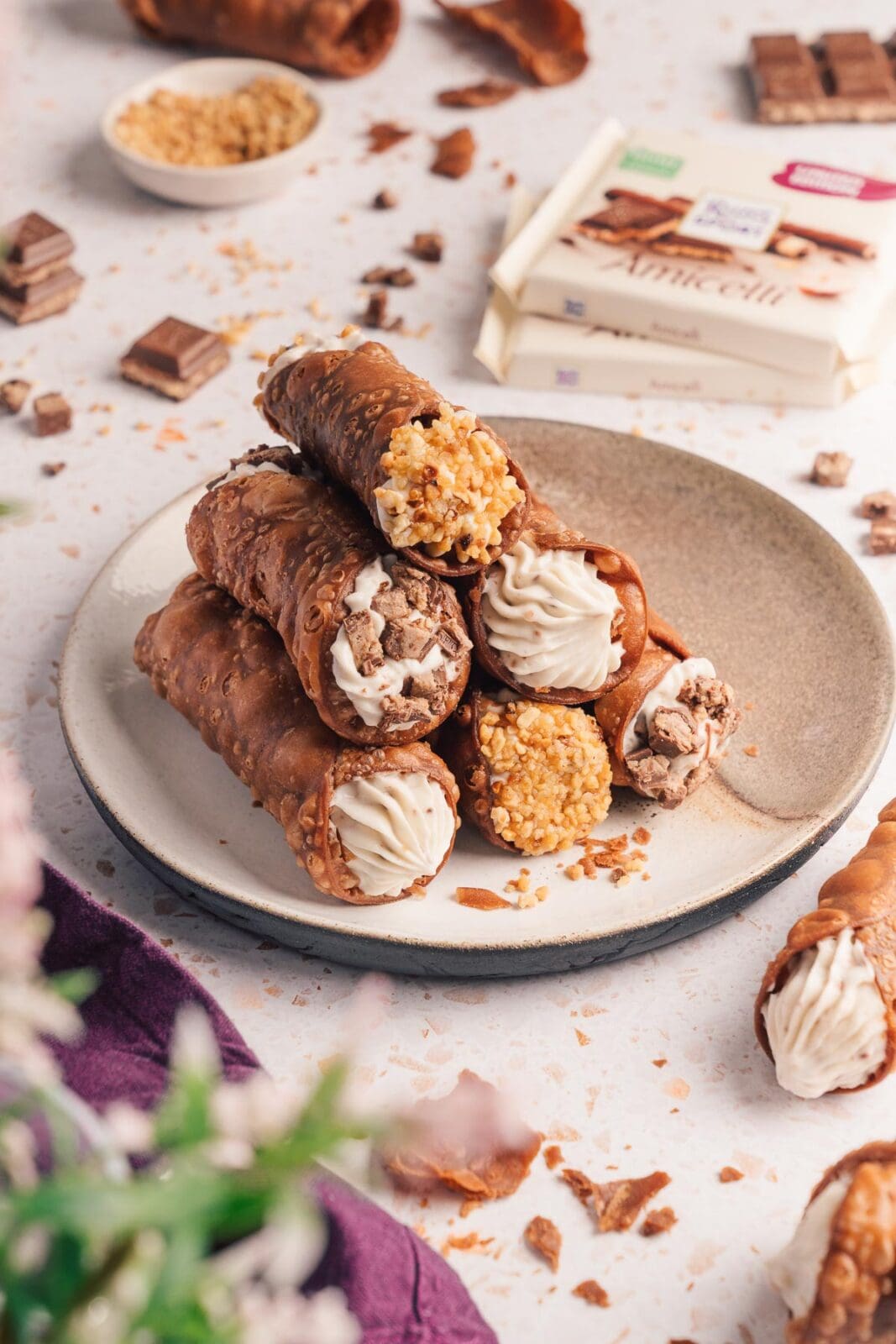 Knusprig, cremig, himmlisch! Unsere Cannoli mit Ricotta und Ritter Sport Amicelli holen dir echtes Italien-Feeling in die Küche. Jetzt nachmachen!