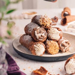 Knusprig, cremig, himmlisch! Unsere Cannoli mit Ricotta und Ritter Sport Amicelli holen dir echtes Italien-Feeling in die Küche. Jetzt nachmachen!