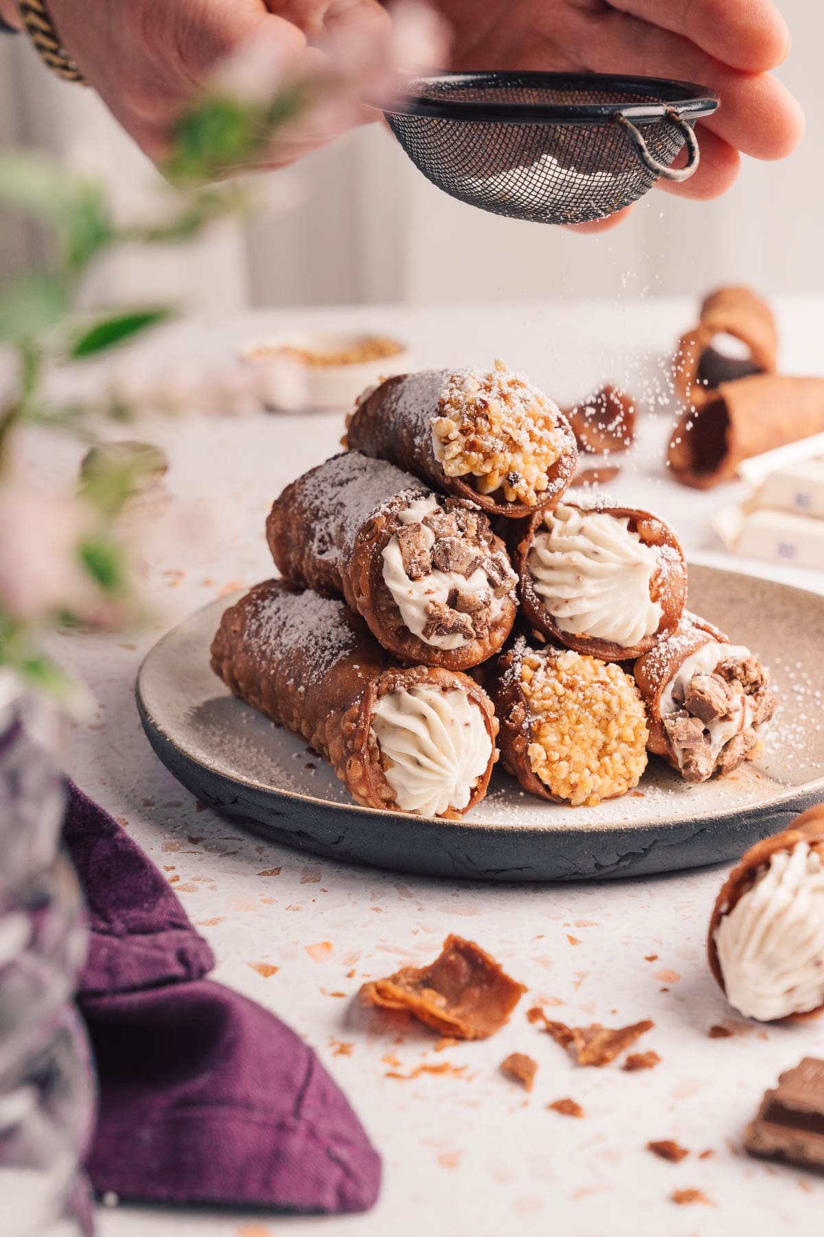 Knusprig, cremig, himmlisch! Unsere Cannoli mit Ricotta und Ritter Sport Amicelli holen dir echtes Italien-Feeling in die Küche. Jetzt nachmachen!