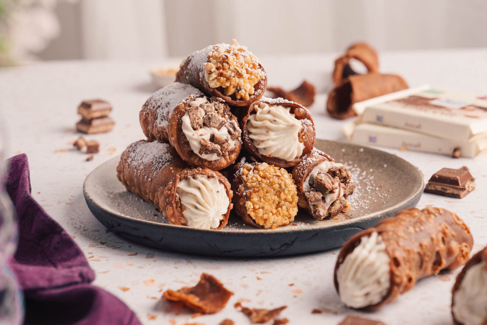 Knusprig, cremig, himmlisch! Unsere Cannoli mit Ricotta und Ritter Sport Amicelli holen dir echtes Italien-Feeling in die Küche. Jetzt nachmachen!