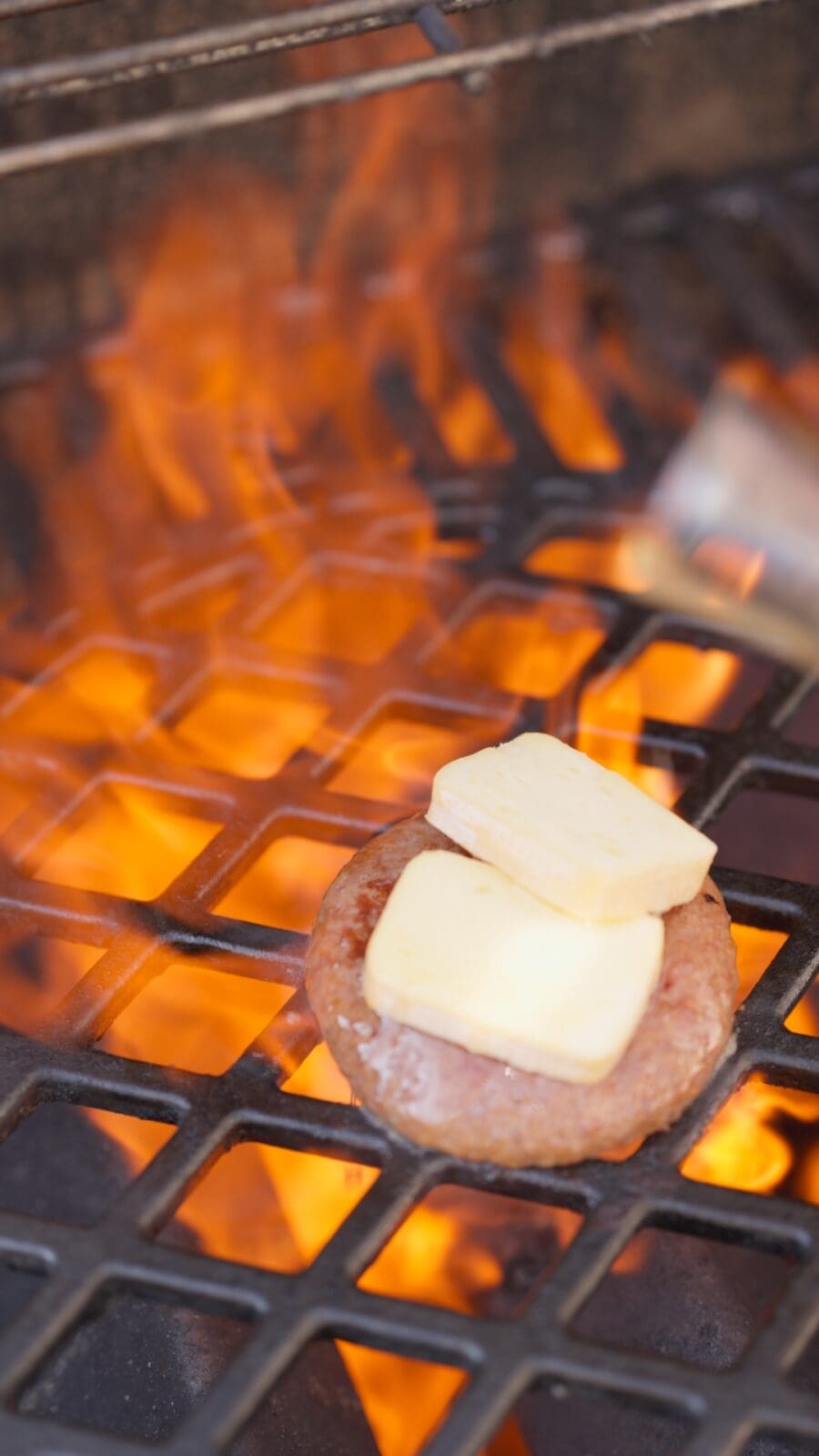 Flambierter Limburger Burger zum BBQ Day: würzig, cremig, mit Pickled Onions & Honig-Senf-Sauce. Jetzt das Rezept entdecken & losgrillen!