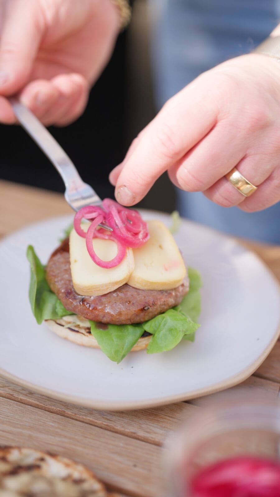 Flambierter Limburger Burger zum BBQ Day: würzig, cremig, mit Pickled Onions & Honig-Senf-Sauce. Jetzt das Rezept entdecken & losgrillen!