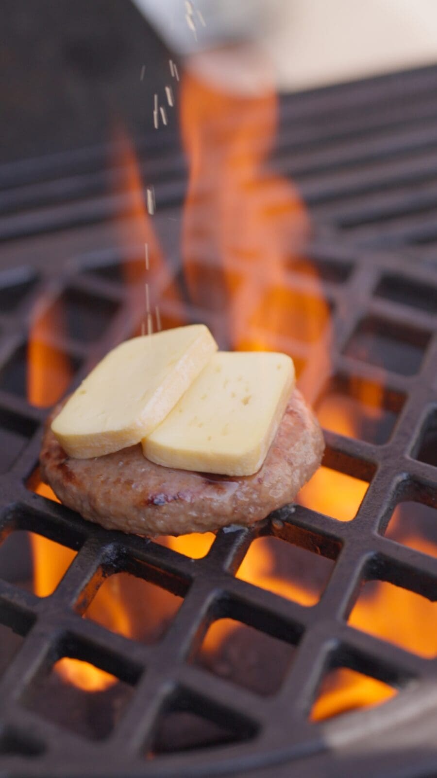 Flambierter Limburger Burger zum BBQ Day: würzig, cremig, mit Pickled Onions & Honig-Senf-Sauce. Jetzt das Rezept entdecken & losgrillen!