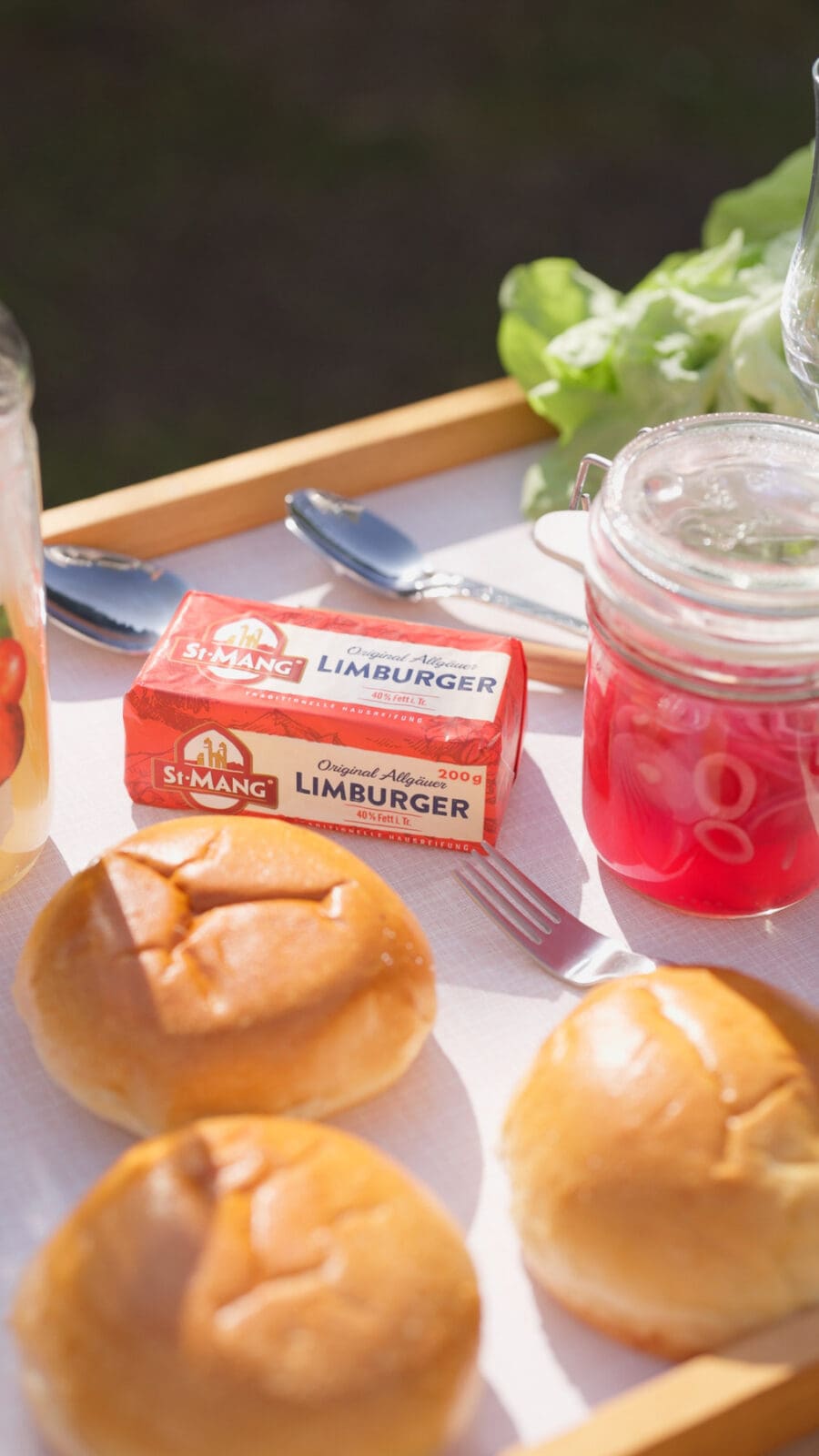Limburger Burger 1 2 | Flambierter Limburger Burger. Klingt das nicht nach dem perfekten Start in die Grillsaison 2025? Passend zum National BBQ Day haben wir ein Burger-Rezept kreiert, das nicht nur optisch ein Highlight ist, sondern vor allem geschmacklich überzeugt. Was unseren flambierten Limburger Burger so besonders macht? Ganz klar. Der cremig-würzige St.Mang Limburger als Hauptakteur.