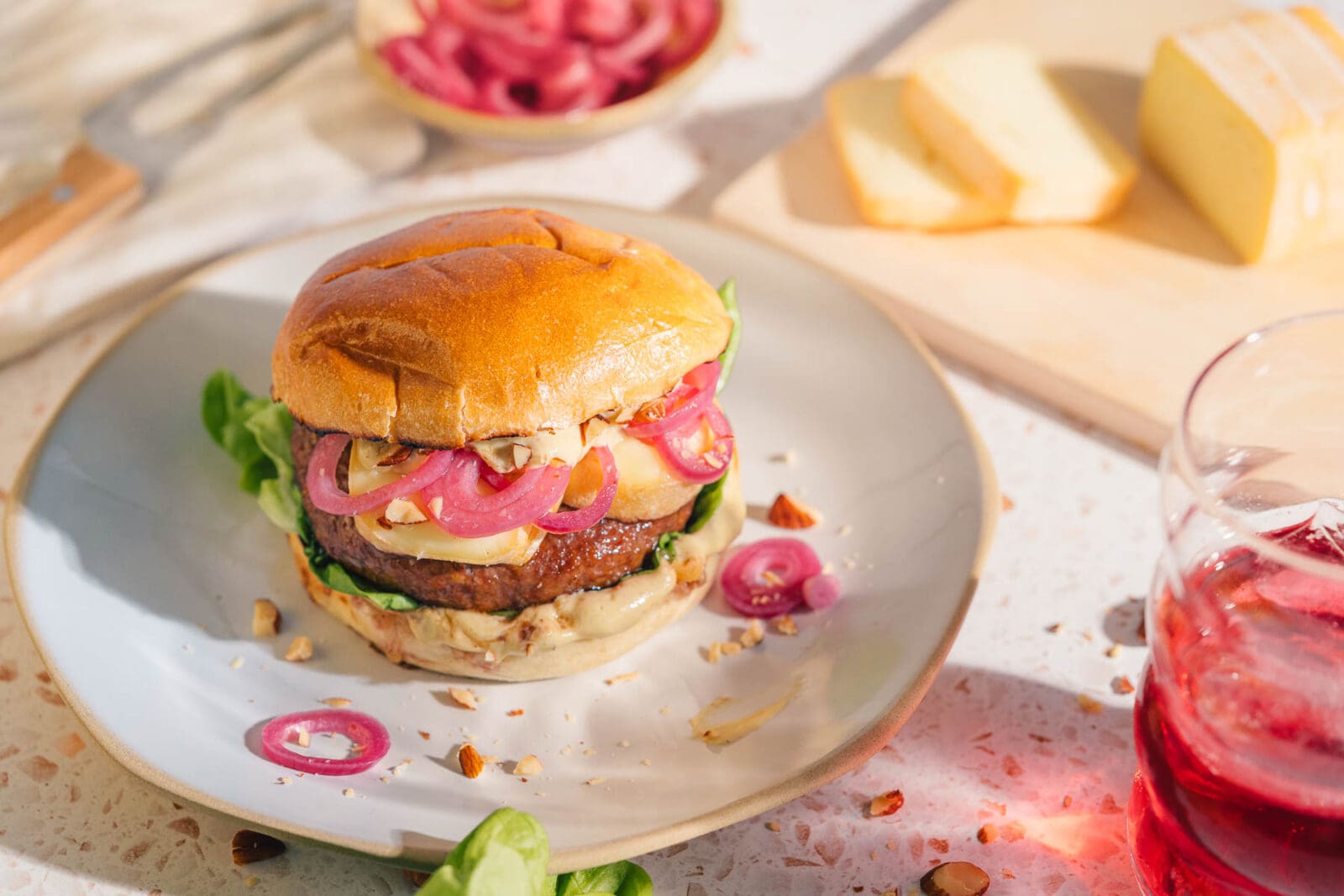 Der etwas andere Burger. Mit St.Mang Limburger, einer Honig-Senf-Sauce mit Rauchmandeln und gepickelten Zwiebeln. Perfekt zur Grillsaison.