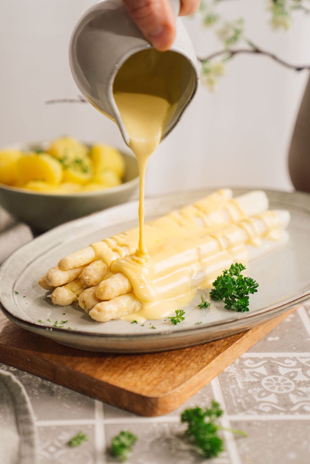 Sauce Hollandaise selber machen – So gelingt sie euch ganz einfach! 2 Ihr wollt Sauce Hollandaise selber machen – cremig, buttrig und garantiert gelingsicher? Hier unser einfaches Rezept – mit oder ohne Maschine!