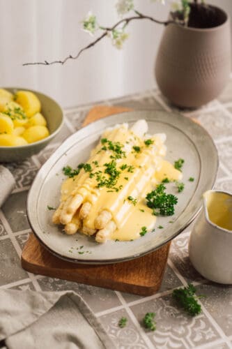 Ihr wollt Sauce Hollandaise selber machen – cremig, buttrig und garantiert gelingsicher? Hier unser einfaches Rezept – mit oder ohne Maschine!
