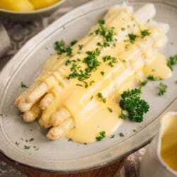 Ihr wollt Sauce Hollandaise selber machen – cremig, buttrig und garantiert gelingsicher? Hier unser einfaches Rezept – mit oder ohne Maschine!
