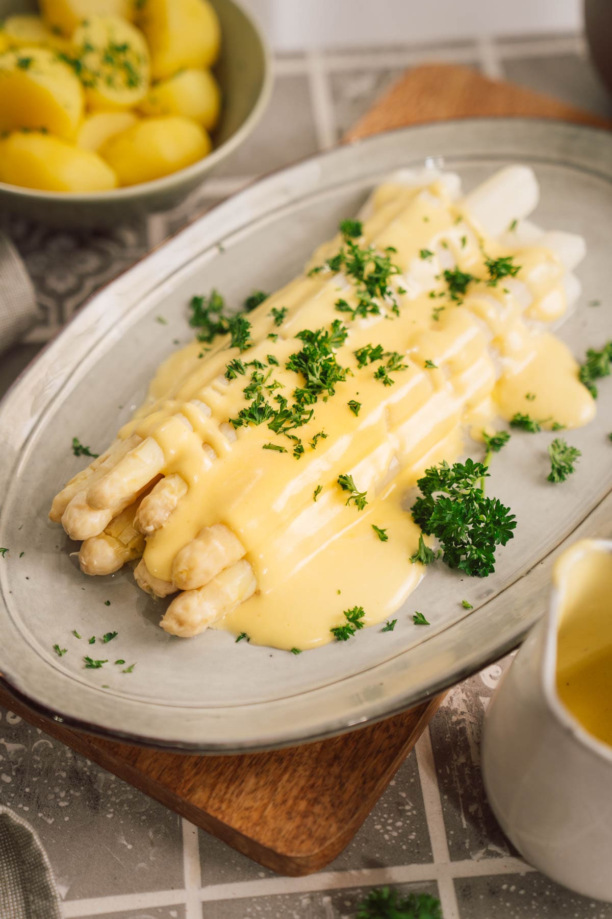 Sauce Hollandaise selber machen – So gelingt sie euch ganz einfach! 7 Ihr wollt Sauce Hollandaise selber machen – cremig, buttrig und garantiert gelingsicher? Hier unser einfaches Rezept – mit oder ohne Maschine!