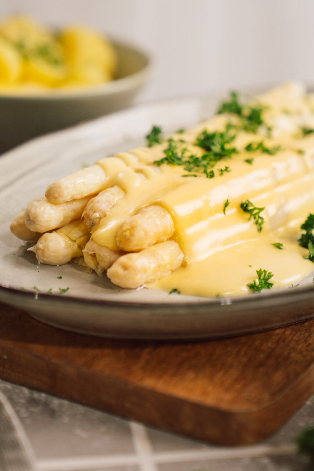 Sauce Hollandaise selber machen – So gelingt sie euch ganz einfach! 5 Ihr wollt Sauce Hollandaise selber machen – cremig, buttrig und garantiert gelingsicher? Hier unser einfaches Rezept – mit oder ohne Maschine!