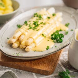 Ihr wollt Sauce Hollandaise selber machen – cremig, buttrig und garantiert gelingsicher? Hier unser einfaches Rezept – mit oder ohne Maschine!