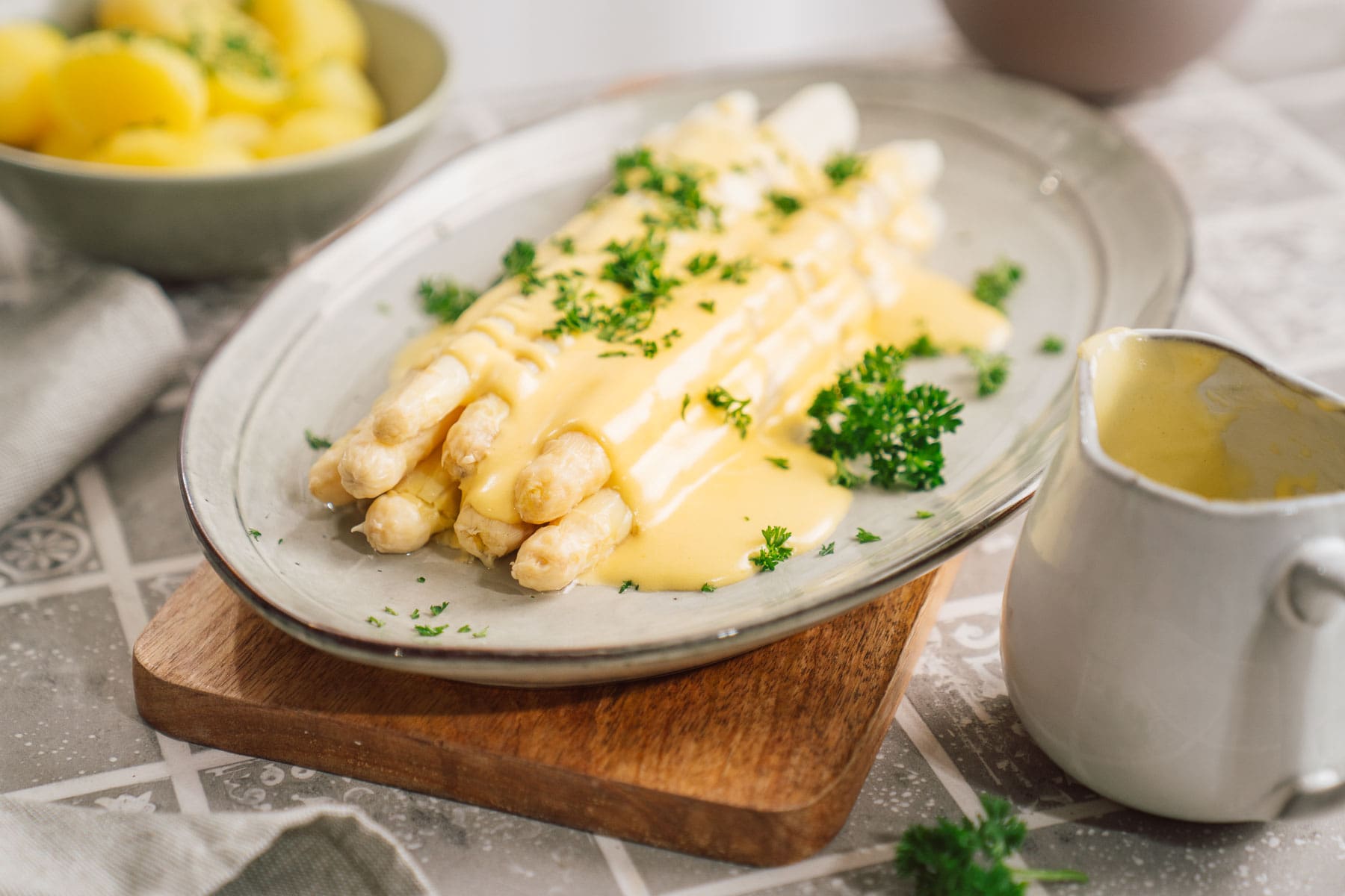 Sauce Hollandaise selber machen – So gelingt sie euch ganz einfach! 6 Ihr wollt Sauce Hollandaise selber machen – cremig, buttrig und garantiert gelingsicher? Hier unser einfaches Rezept – mit oder ohne Maschine!