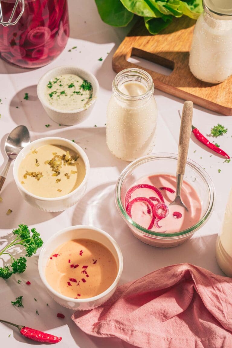 Cremiges Salatdressing nach altem Familienrezept: Mit aromatischer Brühe-Reduktion, Senf & Knoblauch. Einfach selbst gemacht!
