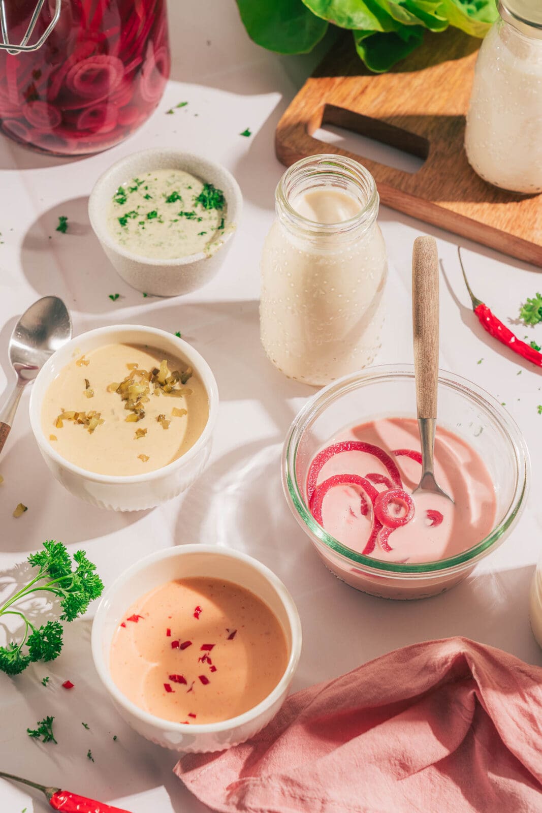 Cremiges Salatdressing nach altem Familienrezept 10 Cremiges Salatdressing nach altem Familienrezept: Mit aromatischer Brühe-Reduktion, Senf & Knoblauch. Einfach selbst gemacht!