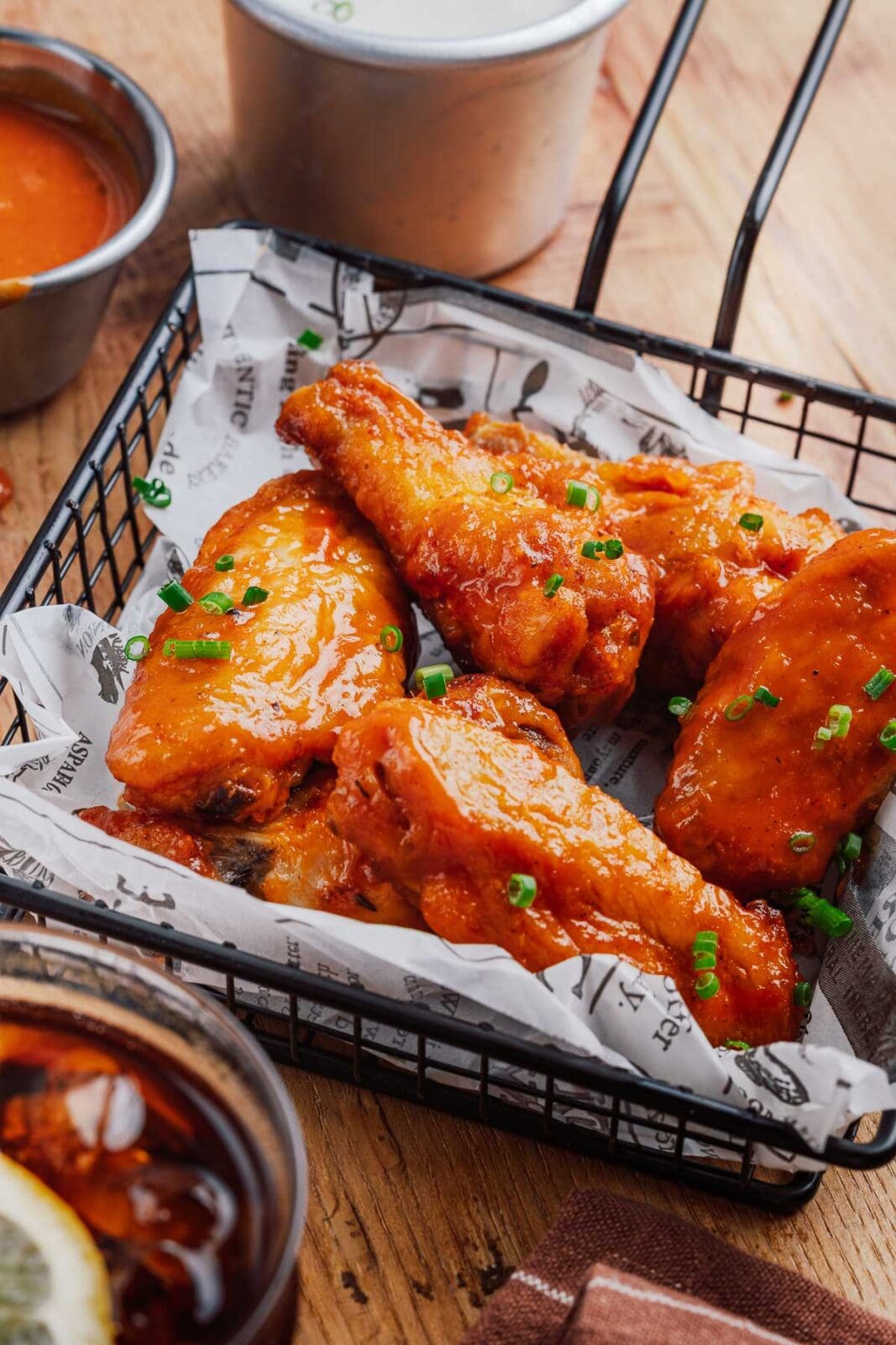 Entdecke unser Originalrezept für knusprige Hot Wings Buffalo Style aus der Heißluftfritteuse mit legendärer scharfer Sauce. Einfach & lecker!