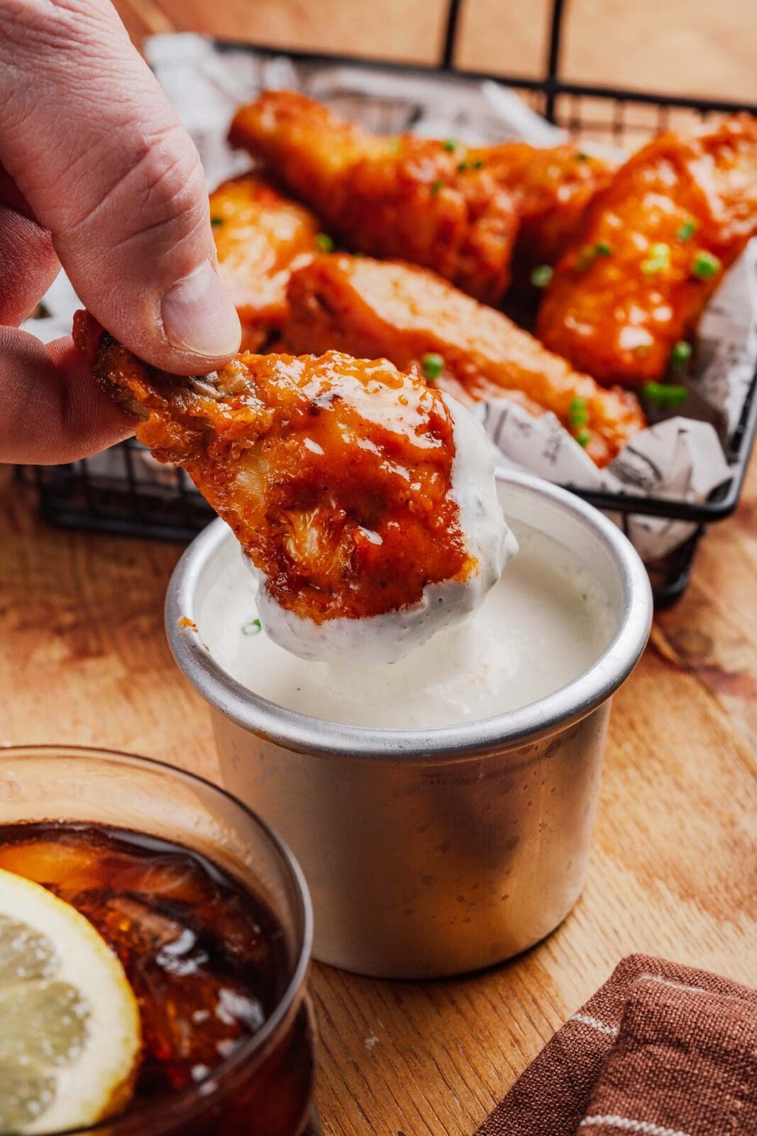 Entdecke unser Originalrezept für knusprige Hot Wings Buffalo Style aus der Heißluftfritteuse mit legendärer scharfer Sauce. Einfach & lecker!