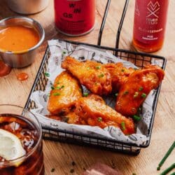 Entdecke unser Originalrezept für knusprige Hot Wings Buffalo Style aus der Heißluftfritteuse mit legendärer scharfer Sauce. Einfach & lecker!