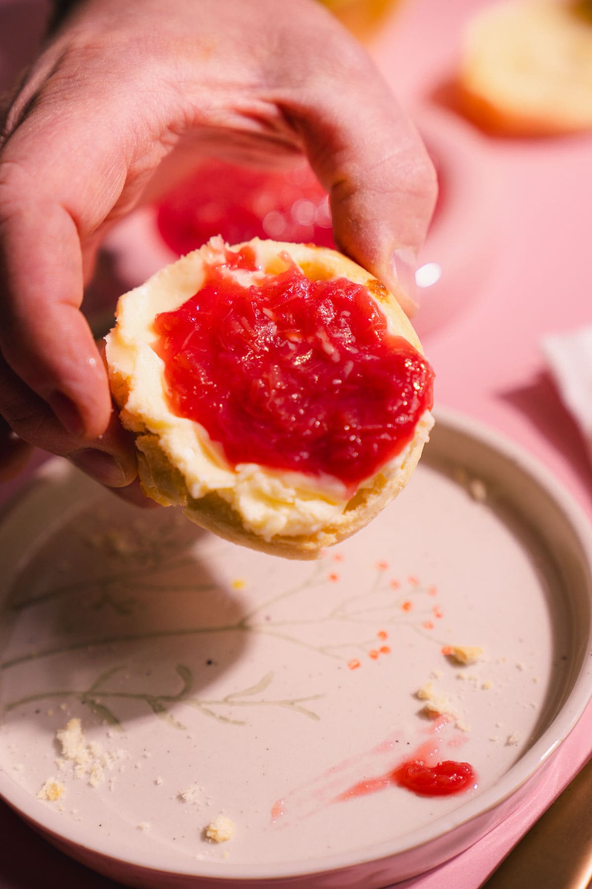 Unser Frühlingshighlight: Scones aus der Heißluftfritteuse mit schnellem Rhabarberkompott und aufgeschlagener Nussbutter. Ein Traum!