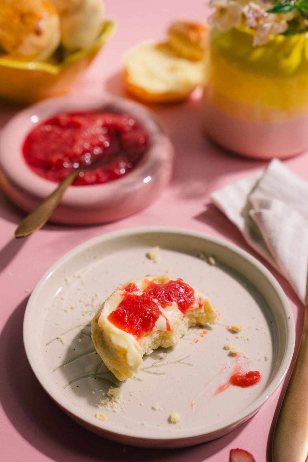 Unser Frühlingshighlight: Scones aus der Heißluftfritteuse mit schnellem Rhabarberkompott und aufgeschlagener Nussbutter. Ein Traum!