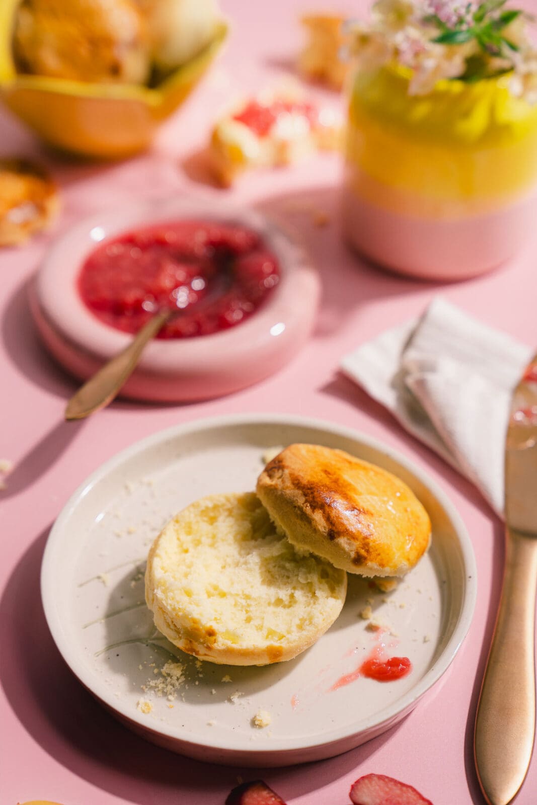 Unser Frühlingshighlight: Scones aus der Heißluftfritteuse mit schnellem Rhabarberkompott und aufgeschlagener Nussbutter. Ein Traum!