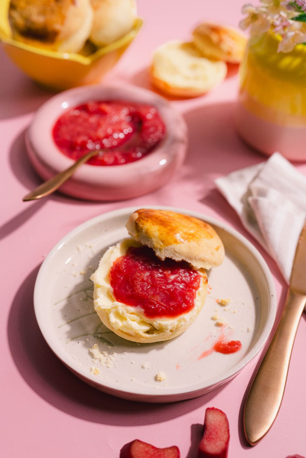 Unser Frühlingshighlight: Scones aus der Heißluftfritteuse mit schnellem Rhabarberkompott und aufgeschlagener Nussbutter. Ein Traum!