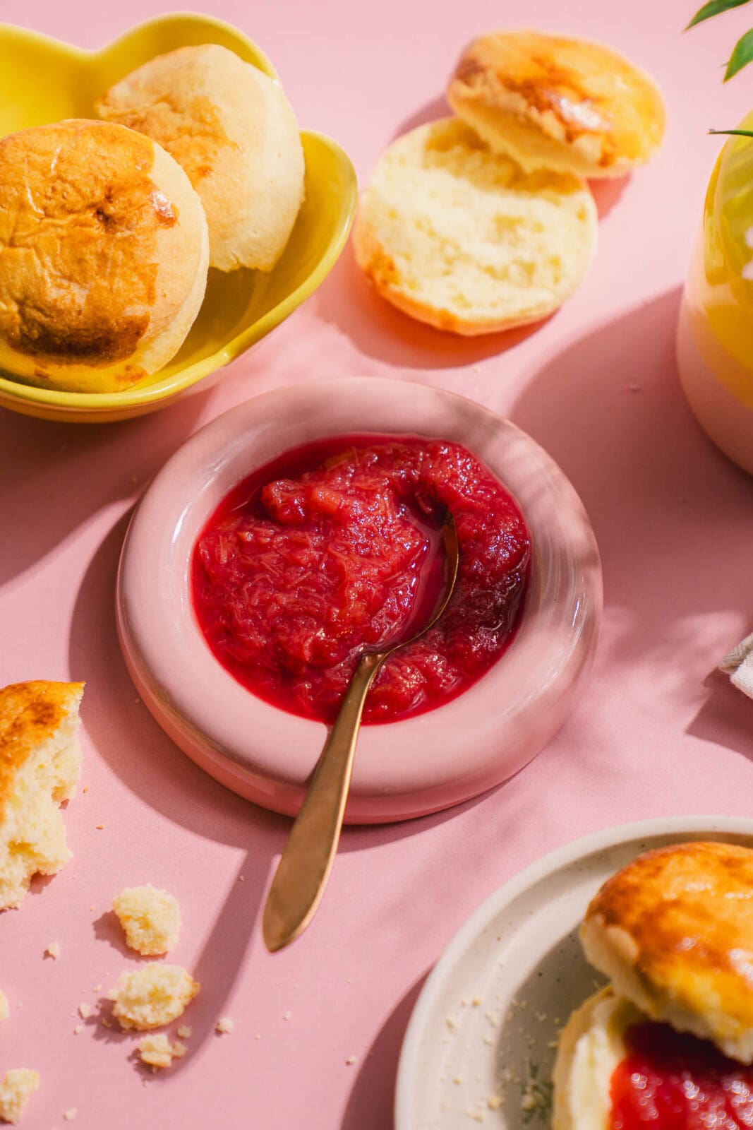 Unser Frühlingshighlight: Scones aus der Heißluftfritteuse mit schnellem Rhabarberkompott und aufgeschlagener Nussbutter. Ein Traum!