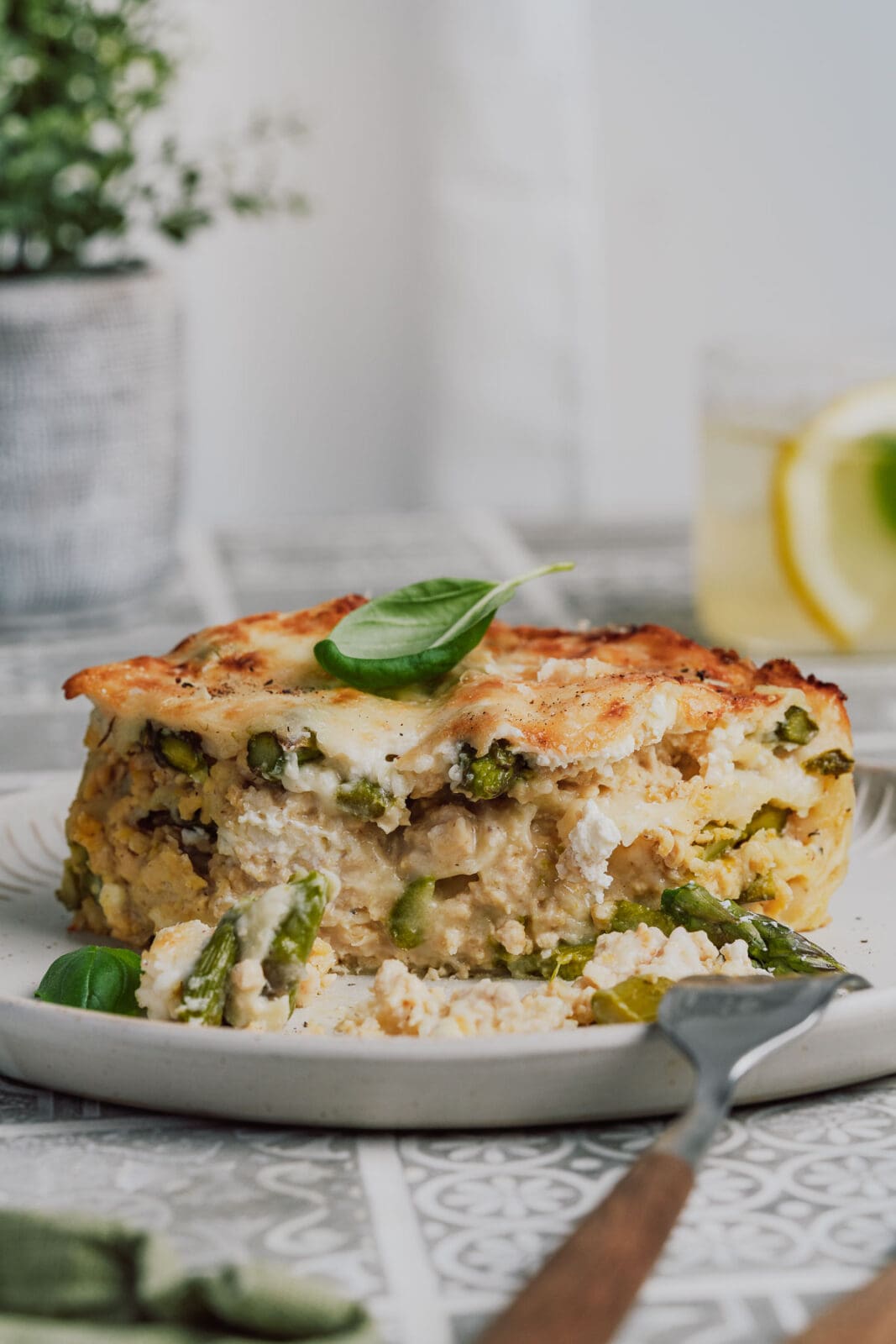 Entdeckt unsere Spargel Lasagne mit knackigem grünem Spargel & cremiger Hähnchen Bolognese. Ein frühlingshafter Genuss für alle Pastafans!