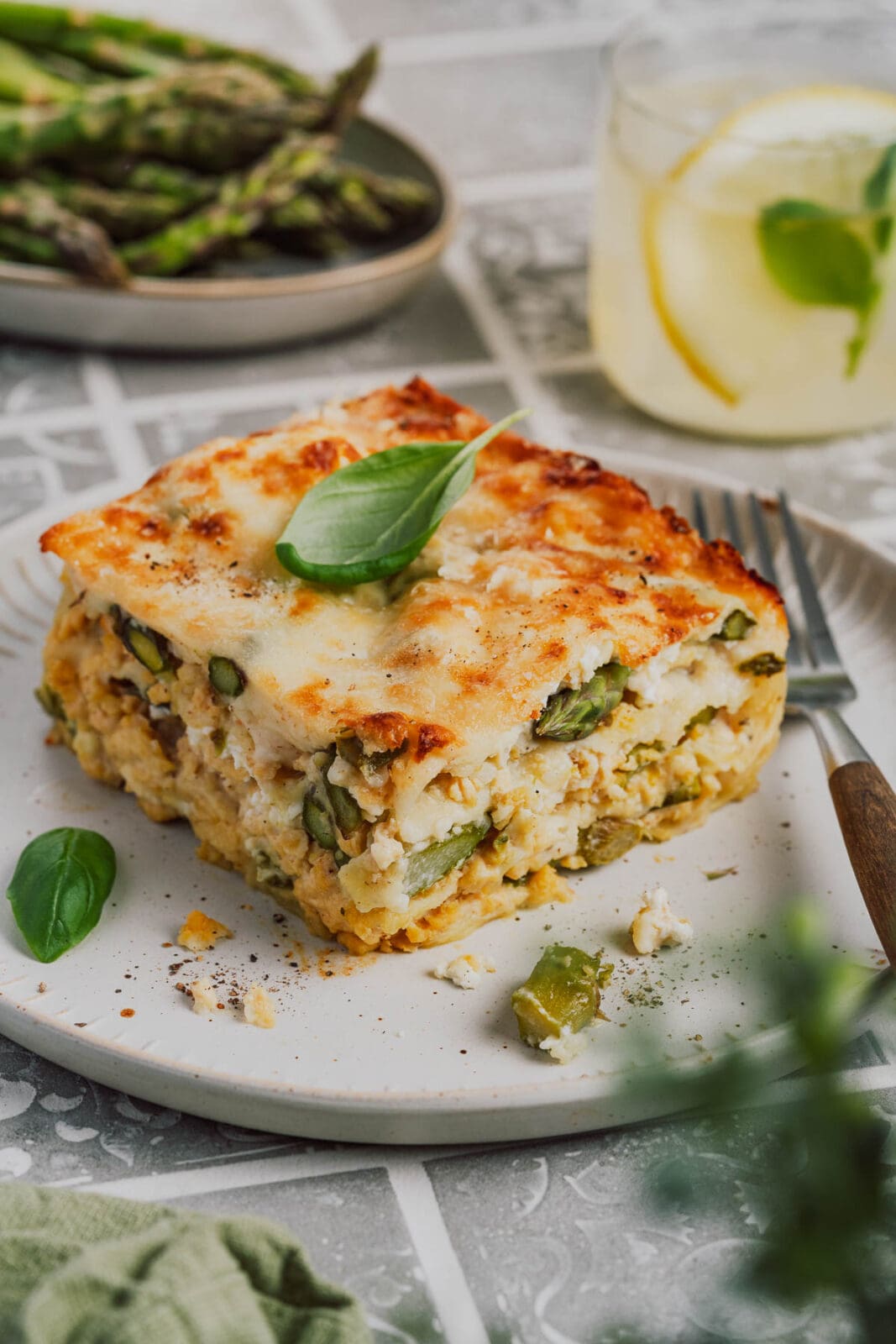 Entdeckt unsere Spargel Lasagne mit knackigem grünem Spargel & cremiger Hähnchen Bolognese. Ein frühlingshafter Genuss für alle Pastafans!