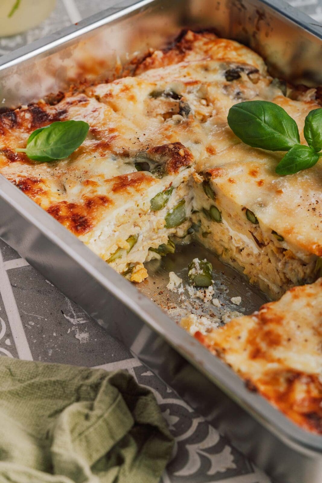Entdeckt unsere Spargel Lasagne mit knackigem grünem Spargel & cremiger Hähnchen Bolognese. Ein frühlingshafter Genuss für alle Pastafans!