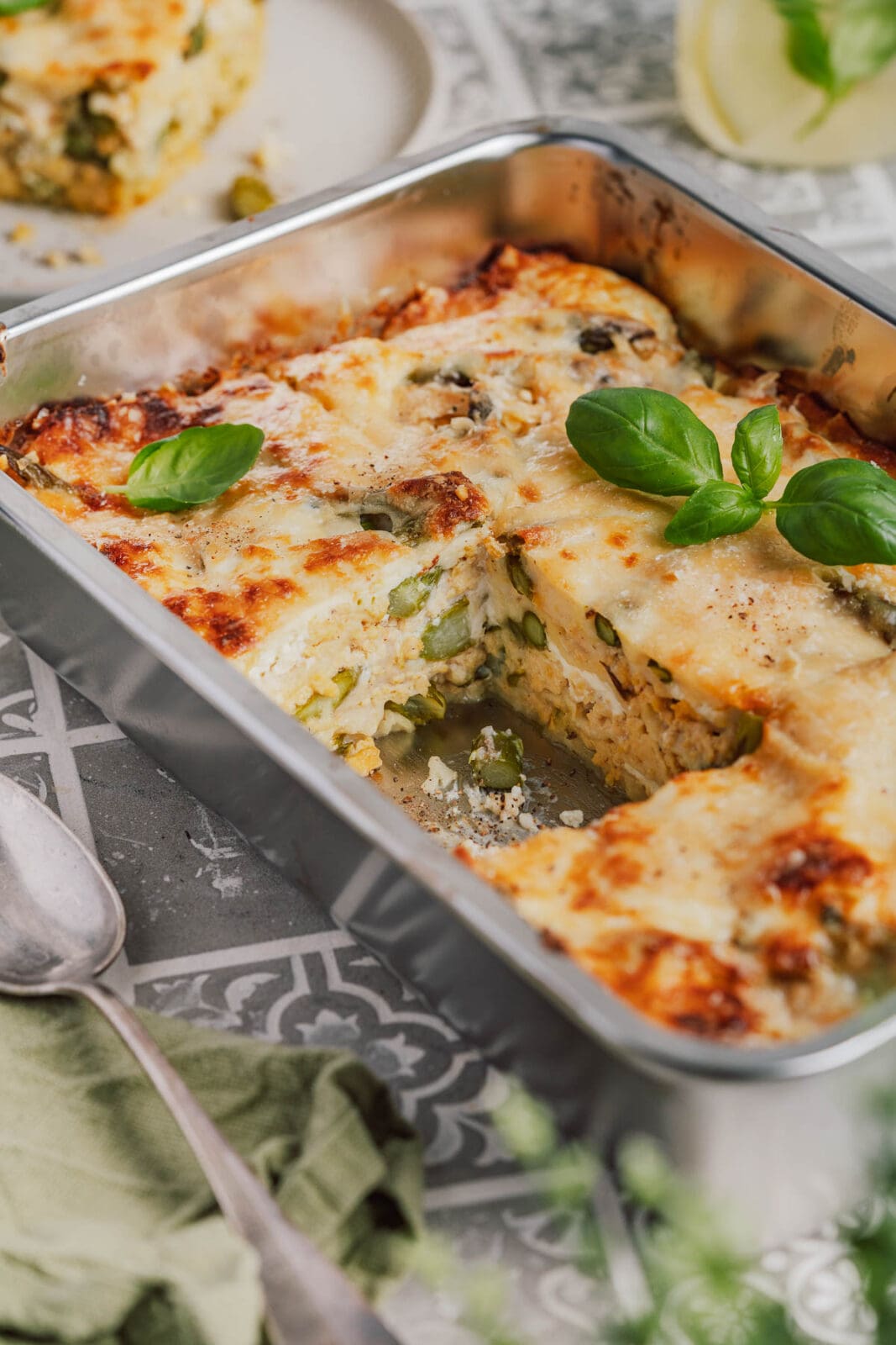 Entdeckt unsere Spargel Lasagne mit knackigem grünem Spargel & cremiger Hähnchen Bolognese. Ein frühlingshafter Genuss für alle Pastafans!