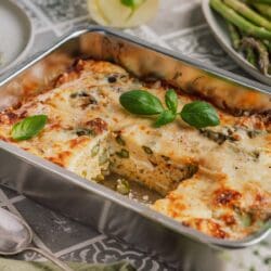 Grüne Spargel Lasagne mit Hähnchen-Bolognese frisch aus dem Ofen in der Auflaufform