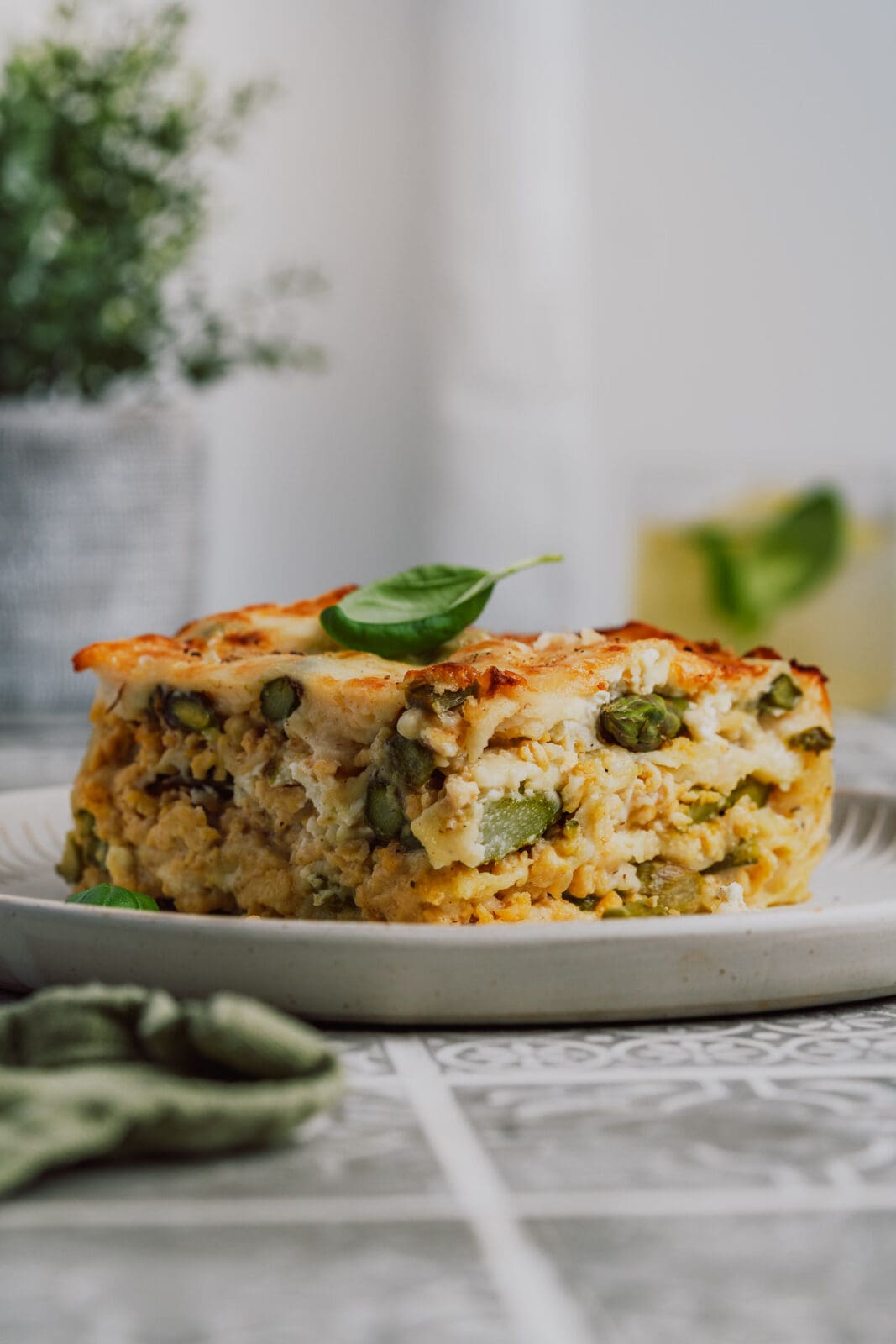 Entdeckt unsere Spargel Lasagne mit knackigem grünem Spargel & cremiger Hähnchen Bolognese. Ein frühlingshafter Genuss für alle Pastafans!