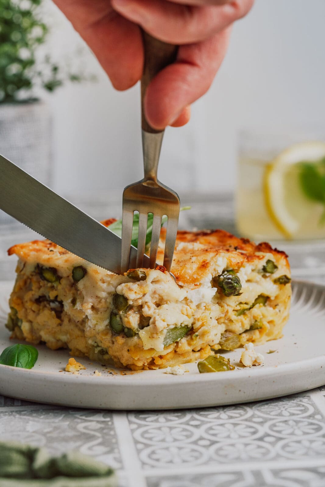 Entdeckt unsere Spargel Lasagne mit knackigem grünem Spargel & cremiger Hähnchen Bolognese. Ein frühlingshafter Genuss für alle Pastafans!