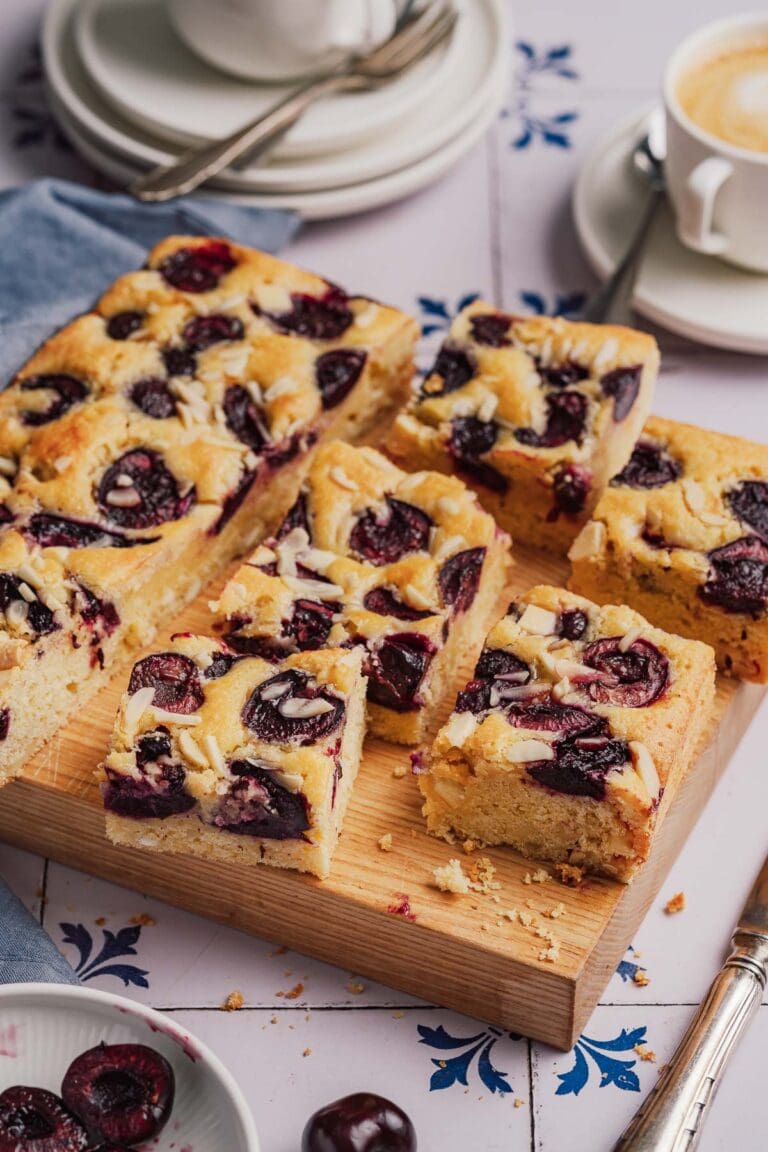 Fudgy Kirsch-Blondies mit Mandeln | Unser unwiderstehliches Rezept